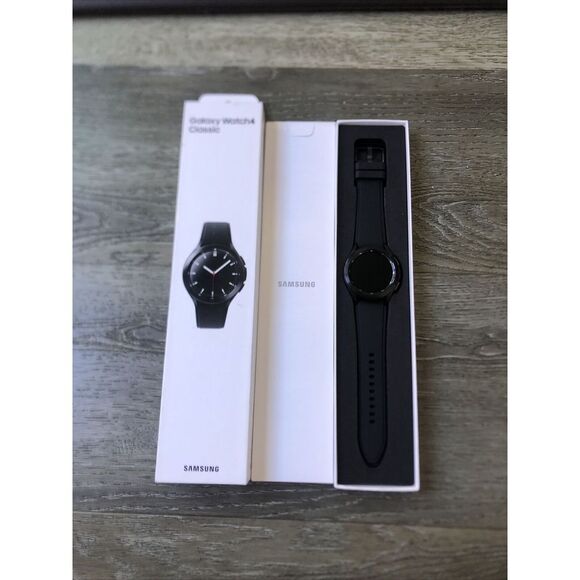 Samsung Galaxy Watch4 Classic 42mm GPS Black SM-R880NZKAXAA - (s/m) Mint in Box - Picture 2 of 11